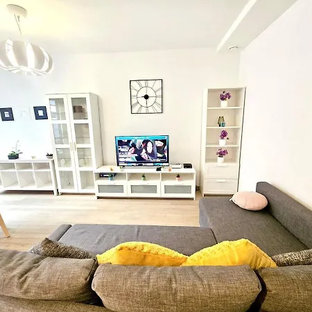 Comfort 2br Flat Close To Center شقة *