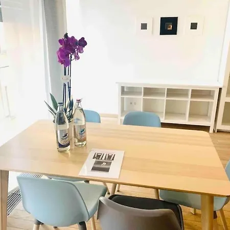 Comfort 2br Flat Close To Center شقة *