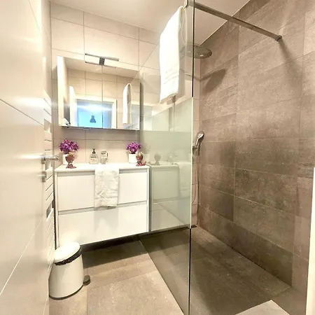 Comfort 2br Flat Close To Center شقة *