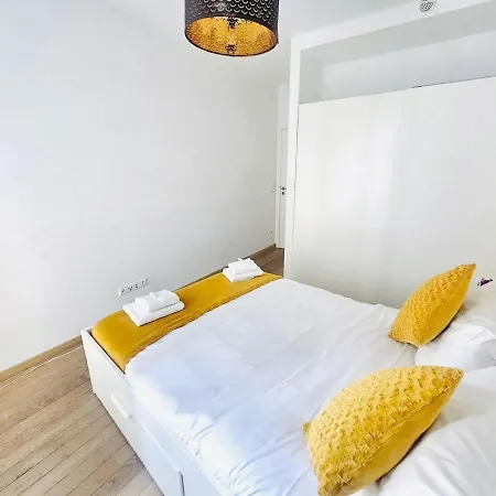 Comfort 2br Flat Close To Center شقة