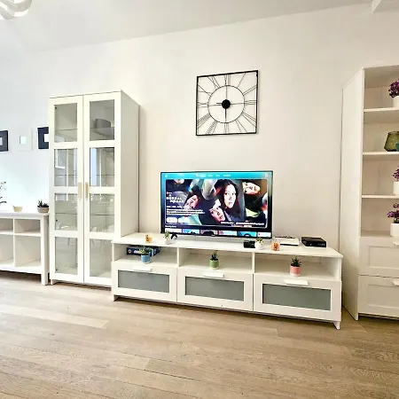 Comfort 2br Flat Close To Center شقة